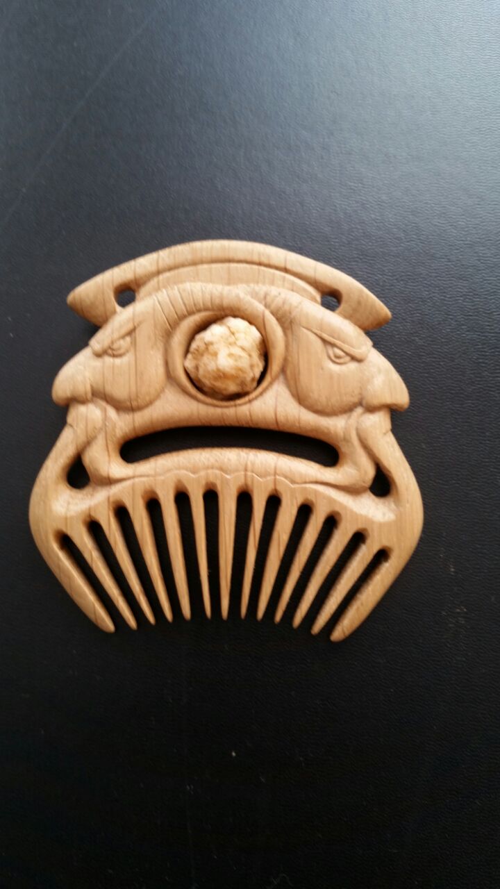 Doppelhase – Kamm aus alter Eiche