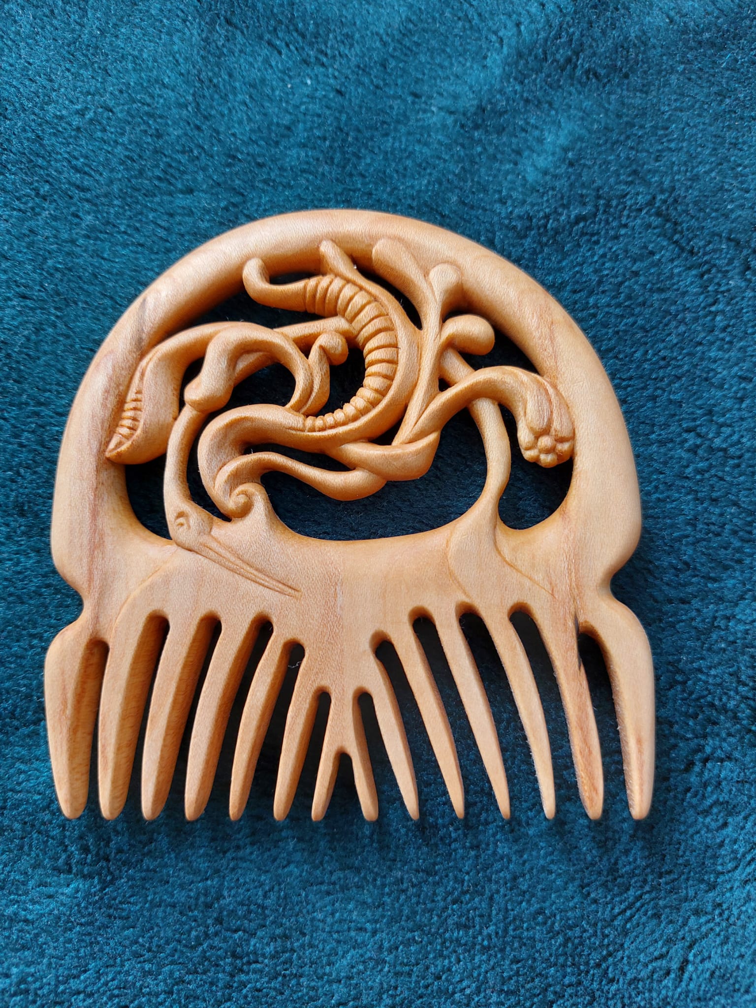 Zwei Kraniche – Kamm aus Kirschholz